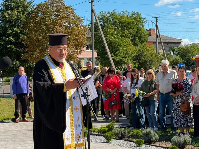 У школі на Волині відкрили памʼятний знак на честь загиблих Героїв-випускників (фото)