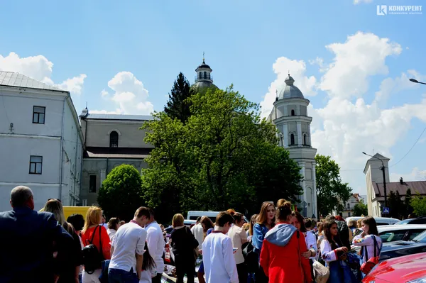 У Луцьку – хода із вишитими рушниками (фото)