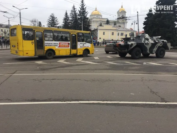 Посеред Луцька припаркувався броньовик (фото)