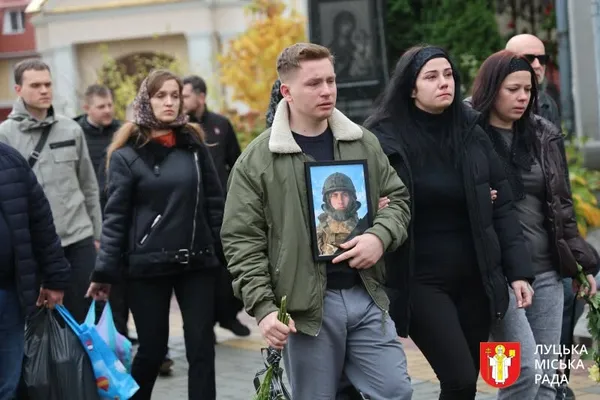 Залишилася трирічна донька: у Луцьку провели в останню дорогу воїна Артема Тютюнника (фото)