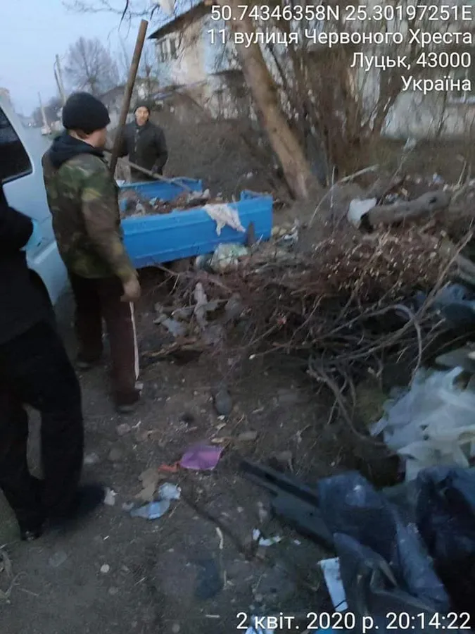 У Луцьку муніципали змусили чоловіка забрати привезене сміття назад (фото)