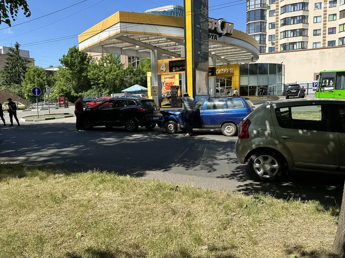На Глушець легковик «поцілував» кросовера, вулицю скував затор (фото)