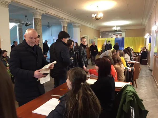 Селфі та усмішки: як голосують відомі волиняни (ФОТО)