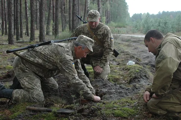 Вхід заборонено: у волинському лісі - стрільби та гранатометання (фото)
