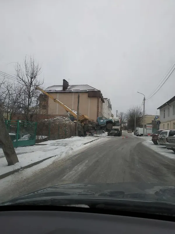 Щось пішло не так: у Луцьку автокран завис у повітрі (фото)