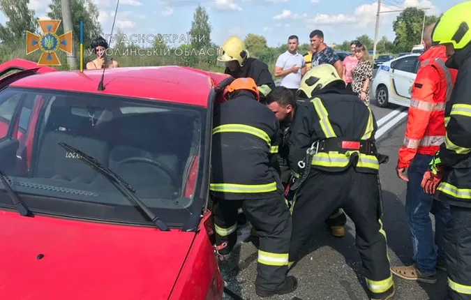 Людей вирізали з авто: біля Луцька сталась ДТП, постраждало 6 дорослих та дитина (фото)