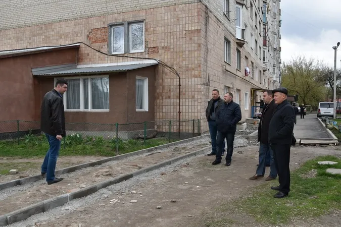 Як у Луцьку двори ремонтують (фото)
