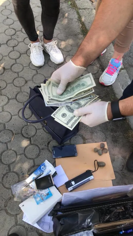 Посадовиця Луцькради вимагала в атовця одну тисячу доларів