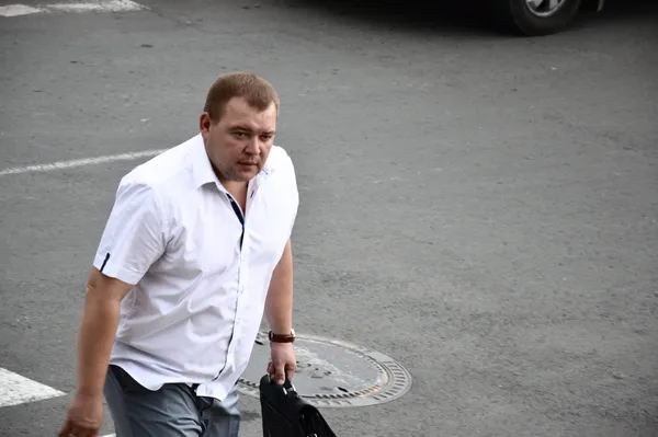 ...роздивляючись мітингувальників, прямував всередину будівлі Володимир Дейна...