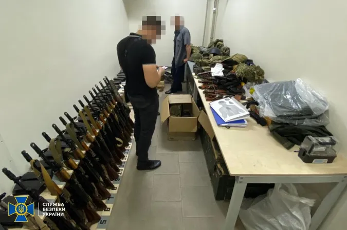 У Києві добробат незаконно створив арсенал: вилучили 60 автоматів (фото)