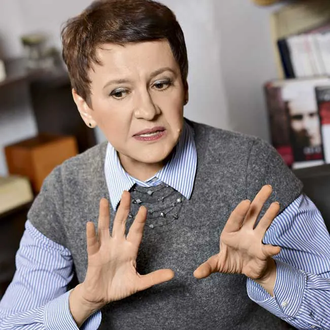 Оксана Забужко: «І тут я витягаю свій автомат Калашнікова й кажу: “Ах ви ж, курви! Вам пам’ять повідрубувало?”»