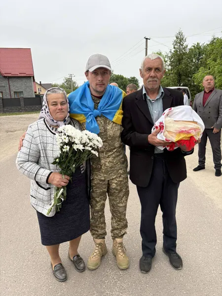 Сльози щастя і радість: удома зустріли звільненого з полону волинянина Андрія Войчука
