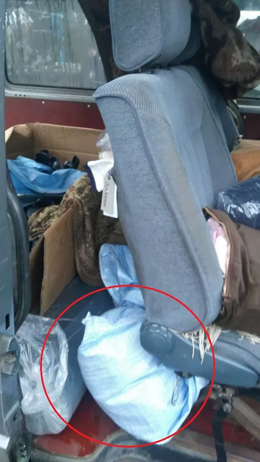 В «Устилузі» у бусі знайшли незаконний одяг вартістю 86 тисяч гривень (фото)