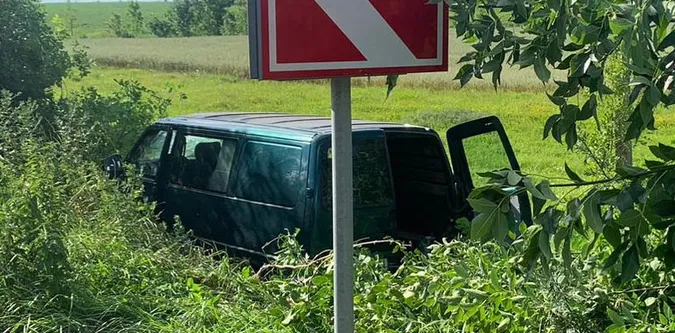 У Луцькому районі п'яний на бусі злетів у кювет (фото, відео)