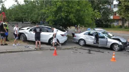 У Луцьку Tesla влетіла в паркан: хто винен в аварії на перехресті (фото)