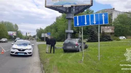 Відірвало колесо: у Луцьку на Набережній п'яний водій скоїв аварію (фото)
