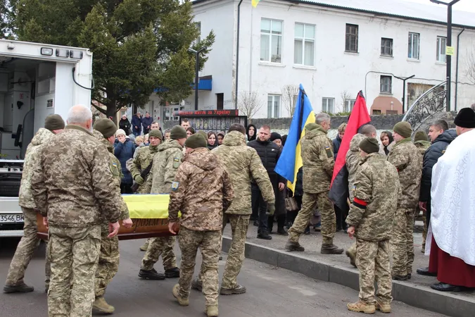 У Рожищі попрощалися із загиблим воїном Павлом Бурцем (фото)