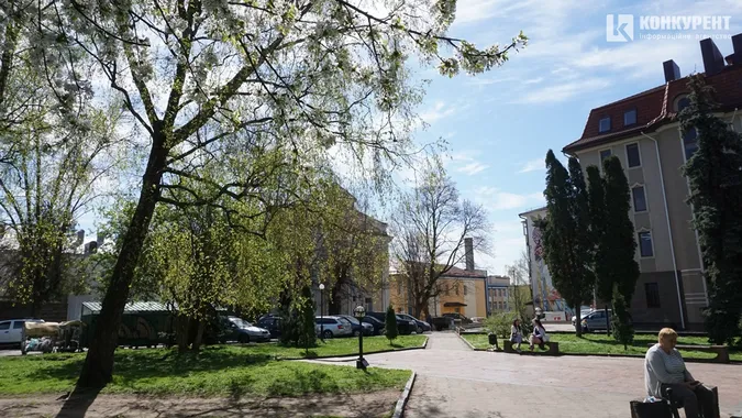 Весняний Луцьк: як місцеві прогулюються заквітчаним центром (фото)