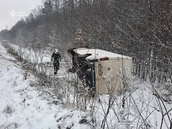 У Луцькому районі вантажний бус злетів із дороги й перекинувся (фото)