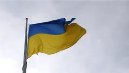 Найбільший на Волині прапор зняли через штормове попередження (фото)