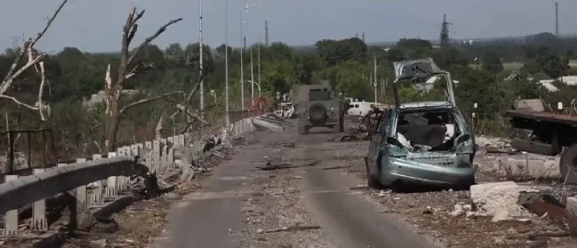 З вертольотів, літаків, комплексів «Точка-У»:  росіяни обстріляли Луганщину (фото)