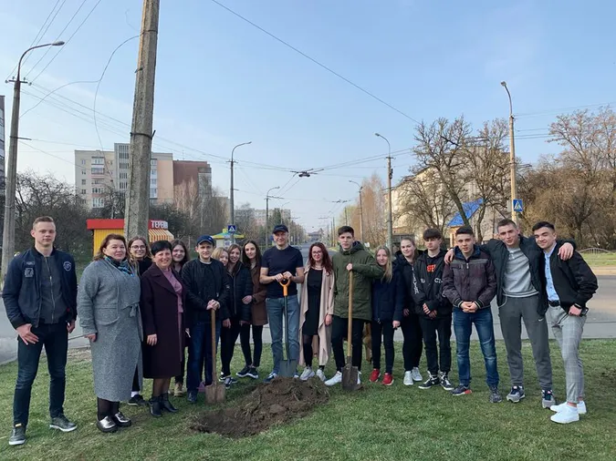 Луцький депутат Яручик із школярами та комунальниками озеленив мікрорайон ЛПЗ (фото)