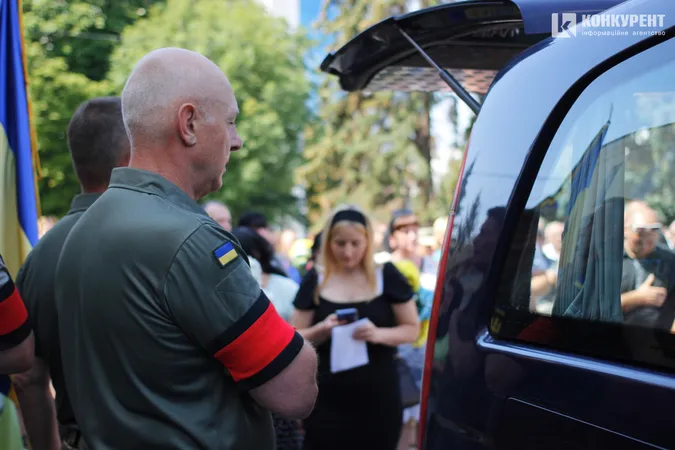 Віддали життя за нас: Луцьк на колінах попрощався з двома захисниками (фото, відео)