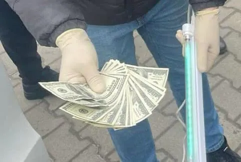 На Волині посадовця затримали під час отримання хабаря (фото)