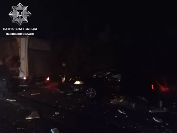 Під Львовом зіткнулися автобус, вантажівка та легковики – є загиблі (фото)