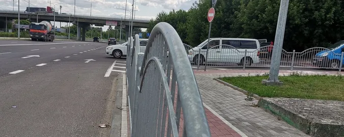 Обмежує видимість: у Луцьку перенесуть паркан на Ківерцівській (відео)