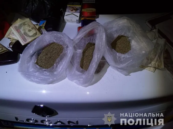 У Луцьку чоловік ховав у рукаві три пакети з наркотиками (фото)
