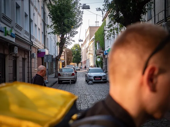 Гамірно і людно: осінь в центрі Луцька (фото)