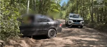 На Волині патрульні витягнули автомобіль, який застряг у піску (відео)