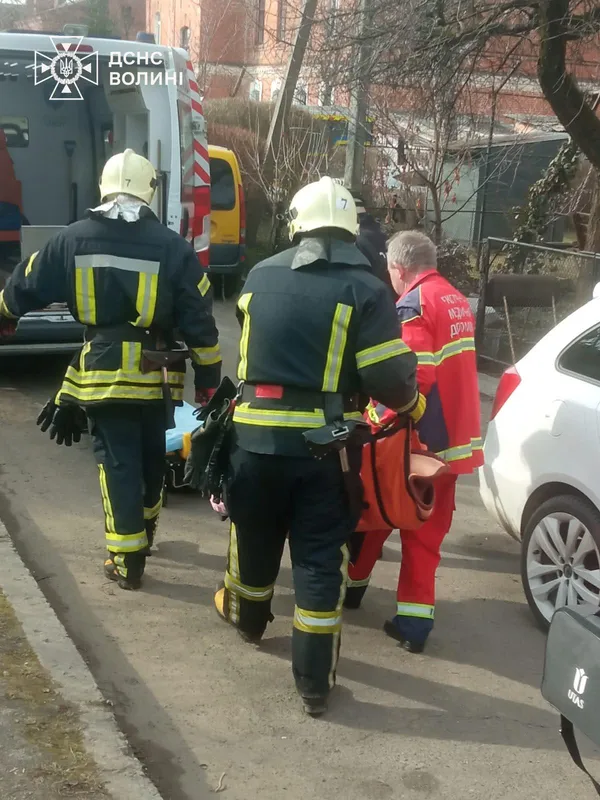 Довго не виходила на зв'язок: у Володимирі з зачиненої хати дістали бабусю
