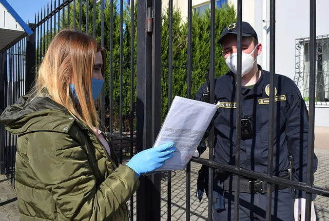 Біля Генконсульства Польщі в Луцьку – черги: нацгвардійці стежать за порядком (фото)