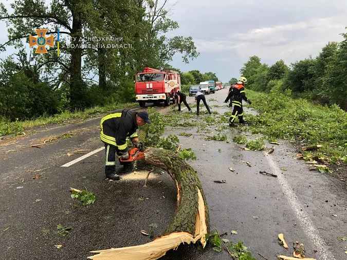 Рятувальники ліквідували наслідки негоди на Волині (фото)