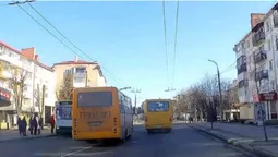 Зустрічка + червоний: у Луцьку водій маршрутки грубо порушив правила (відео)