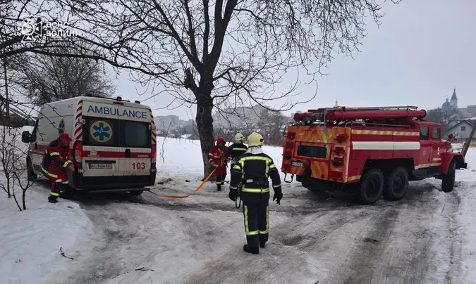 На Волині «швидка» застрягла на слизькій дорозі: допомогли рятувальники (фото)