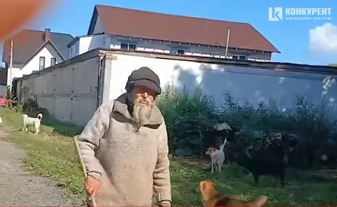 Матюкає, показує дупу, б'є лопатою: безхатько тероризує цілий район у Ковелі (відео)