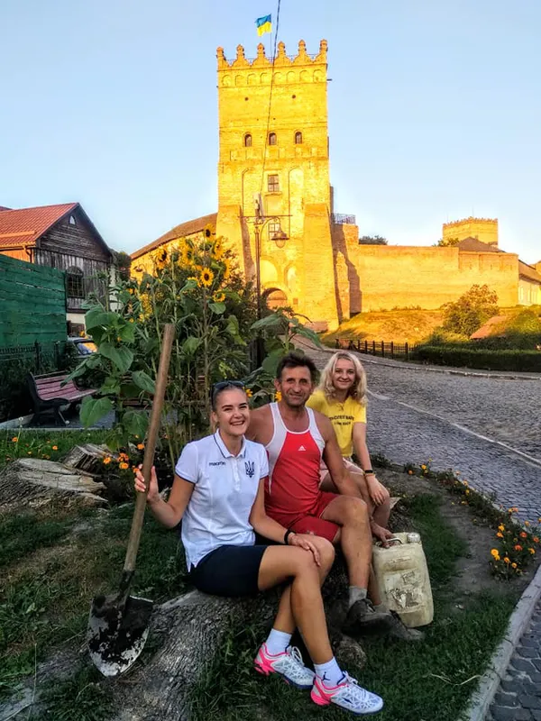 У Луцьку на місці Лесиного ясена зацвіли соняшники та чорнобривці (фото)