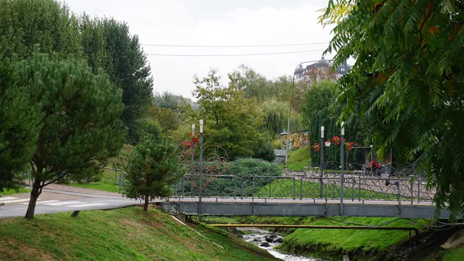 До Луцька раптово підібралась осінь: атмосферні світлини (фото)