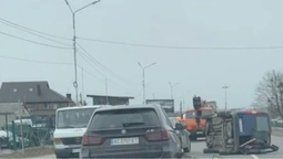 У Луцьку на Рівненській перекинулося авто: є травмовані (відео)