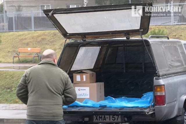 Позашляховик для ЗСУ: у Луцьку волонтери передали авто військовим (фото, відео)