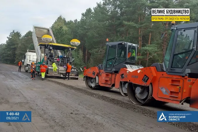 В режимі 24/7: на Волині асфальтують дорогу до Світязя (фото, відео)