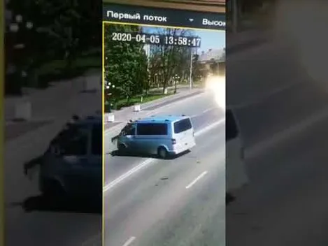 Як бус у Володимирі ледве поліцейського не роз'їхав (відео)