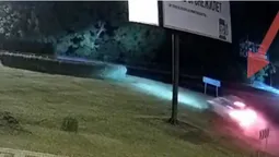 У Луцьку Audi пронеслось через кільце, зламало паркан і злетіло у кювет (відео)
