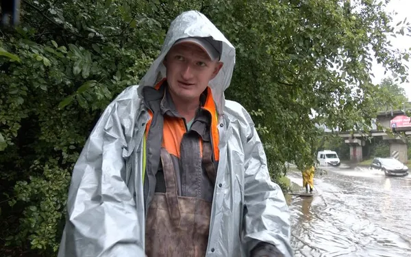 Вулиці Луцька знову під водою: комунальники пояснили, чому підтоплює одні й ті ж ділянки (фото)