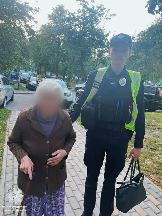 Не пам’ятала, де живе: у Луцьку патрульні допомогли бабусі повернутися додому