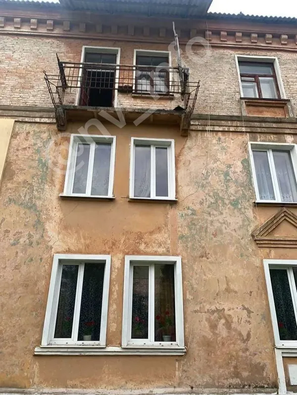 На Волині обвалився балкон з трьома чоловіками: їх забрали до лікарні
