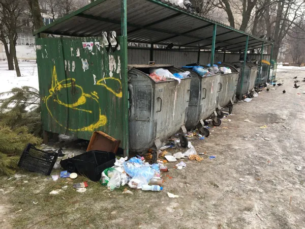 Лучанка поскаржилася на жахливу антисанітарію на окрузі Поліщука (фото)